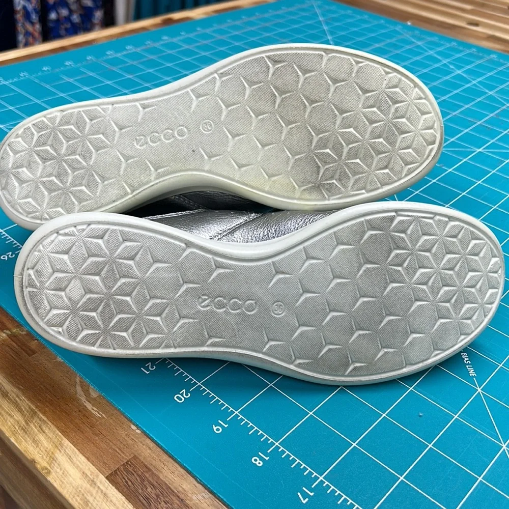 ECCO gray‎ and silver tennis shoes no tie
